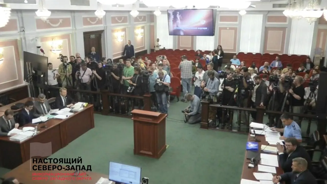 У здания суда собрались около 500 человек, внутрь их не пустили; истец требует аннулирования регистрации федерального списка партии. Решение суда может повлиять на ход избирательной кампании.