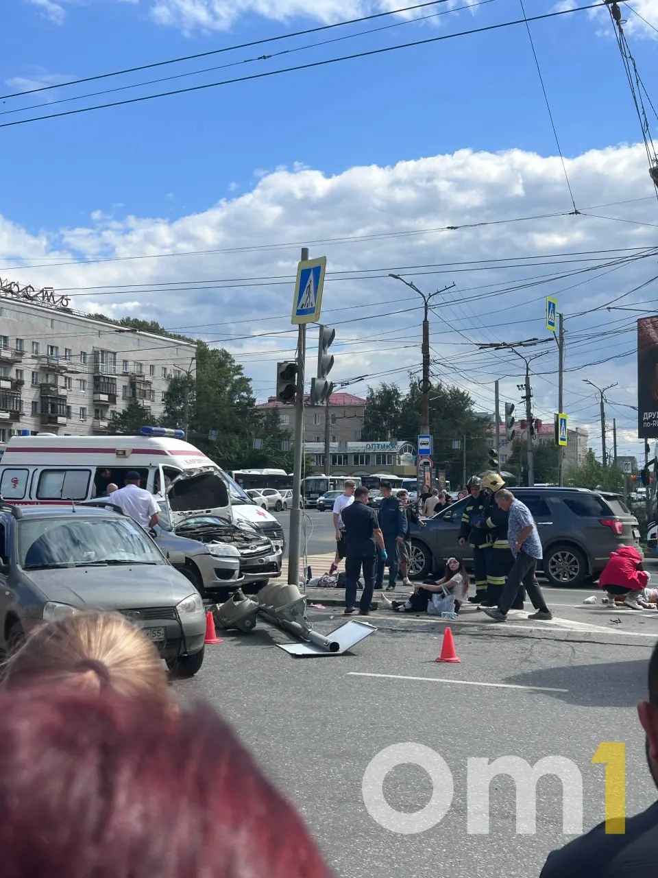 На Ленинградской площади Омска автомобиль сбил пешеходов на островке безопасности; на месте работают спасатели, полиция и медики.
