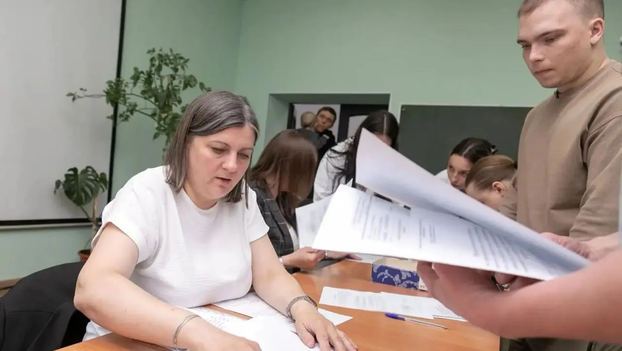 С начала года сироты региона получили субсидии на жильё: выплаты составляют от 2,9 до 3,6 млн рублей, часть квартир приобретается за счёт бюджета и застройщиков.