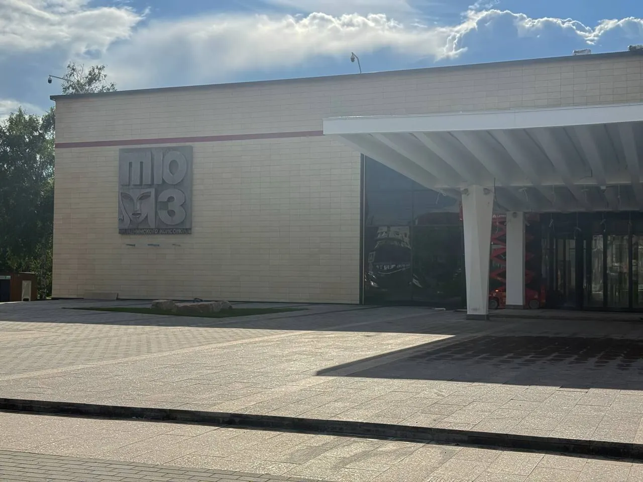 1 сентября на площади перед Омским ТЮЗом состоится уличный спектакль. Вход свободный; режиссёр — Анастасия Старцева.