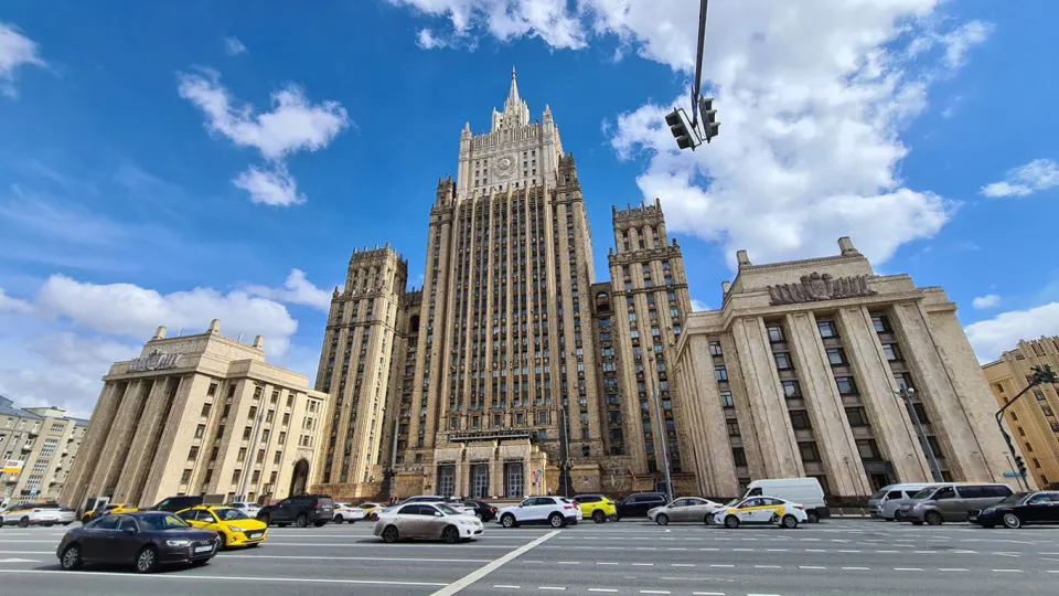 Официальные лица заявляют, что остановить боевые действия без решения корневых причин конфликтов невозможно; Москва готова добиваться целей дипломатическими методами при наличии политической воли.