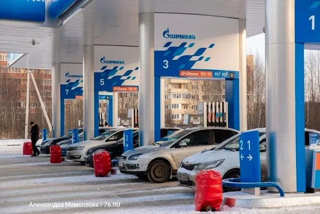 Газпромнефть сняла лимиты на заправках в Санкт-Петербурге и Ленинградской области, а также в Москве и соседних регионах. Клиенты могут заправлять любой объём топлива и оплачивать после заправки.