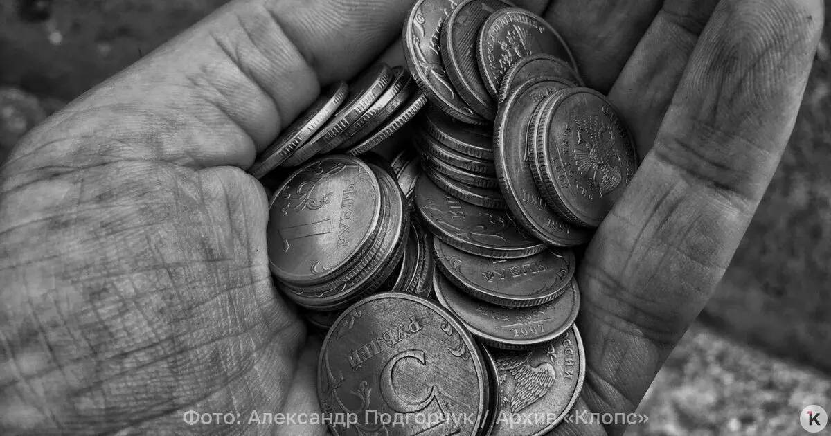 Средняя пенсия по старости для работающих пенсионеров составляет примерно 24 929 рублей в месяц; неработающие пенсионеры — около 27 850 рублей.