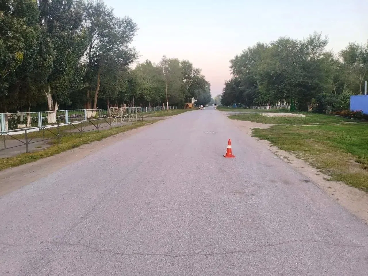 В Омске подросток на питбайке сбил пенсионерку и исчез с места происшествия; по данным полиции, на водителя и его отца составлены административные протоколы.