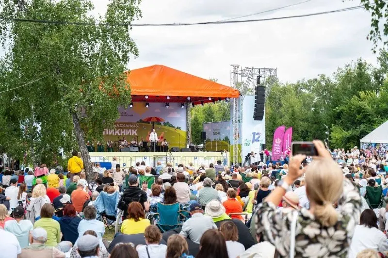В Омске продолжается фестиваль в рамках статуса культурной столицы страны: на сцене выступает Омский академический симфонический оркестр, радуя гостей региона.