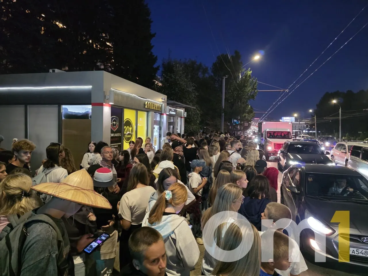 После концерта в Омске на центральных остановках образовалась плотная толпа и затруднено движение в центре города.