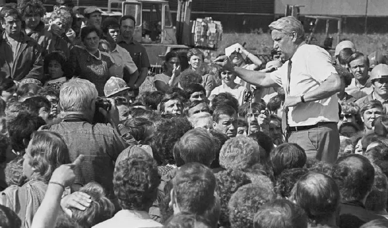 История начала 1990-х: визит Бориса Ельцина в Казань и призыв к максимально возможному суверенитету, серия деклараций республик и поиск компромисса, сохранившего Россию в составе федерации.