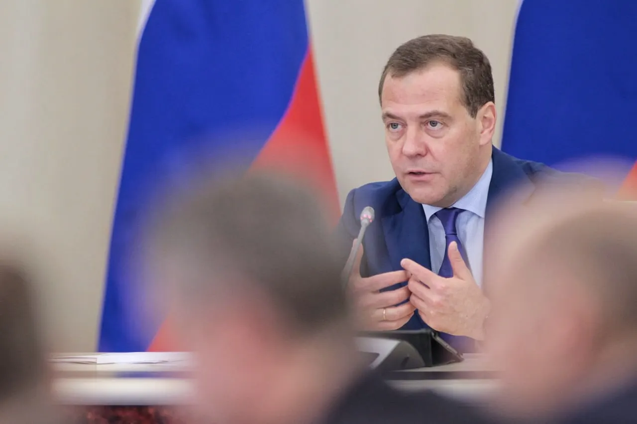 По словам Дмитрия Медведева, после завершения или приостановки спецоперации идеологическое противостояние с Западом сохранится на условиях России; он отметил, что проблемы с воспитанием общества есть и у нас, и у оппонентов.