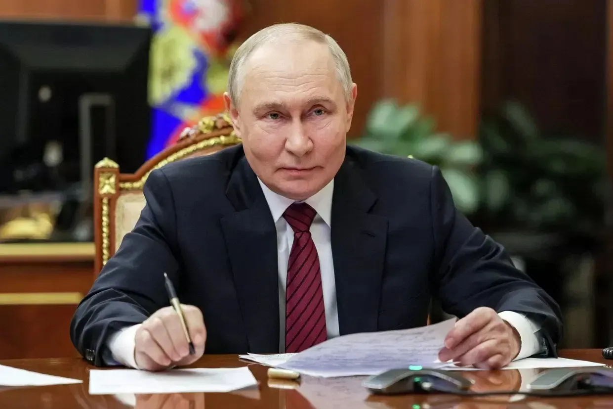 Бюджет продолжает получать безвозмездные поступления от частного сектора на фоне обсуждений финансирования военных расходов. Динамика года впечатляет: приток растет, дефицит сохраняется.