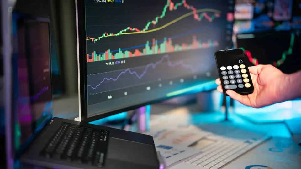 Стейблкоин USDT может оказаться под заморозкой по решению властей, а россияне сталкиваются с новыми цифровыми инструментами в условиях санкций и кибератак на криптобиржи.