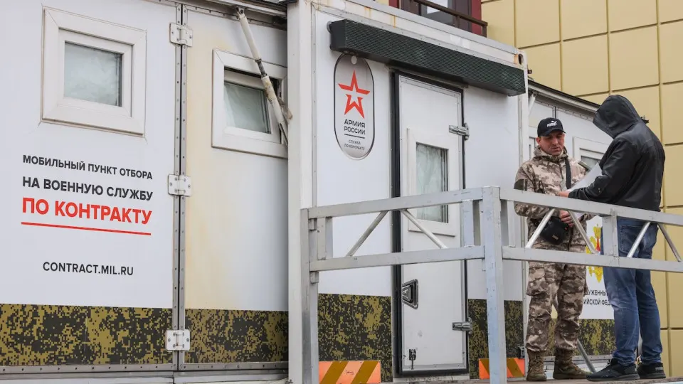 Власти стремятся усилить набор контрактников вместо новой волны мобилизации; случаи принудительного вербования фиксируются в Пензе, Омской и других регионах.