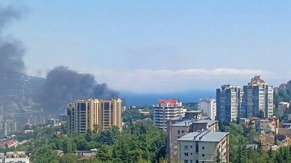7 августа Украина нанесла удар по побережью Ялты морскими и воздушными дронами, что вызвало пожар в здании на набережной. Жителям района рекомендовано эвакуироваться и соблюдать безопасность.