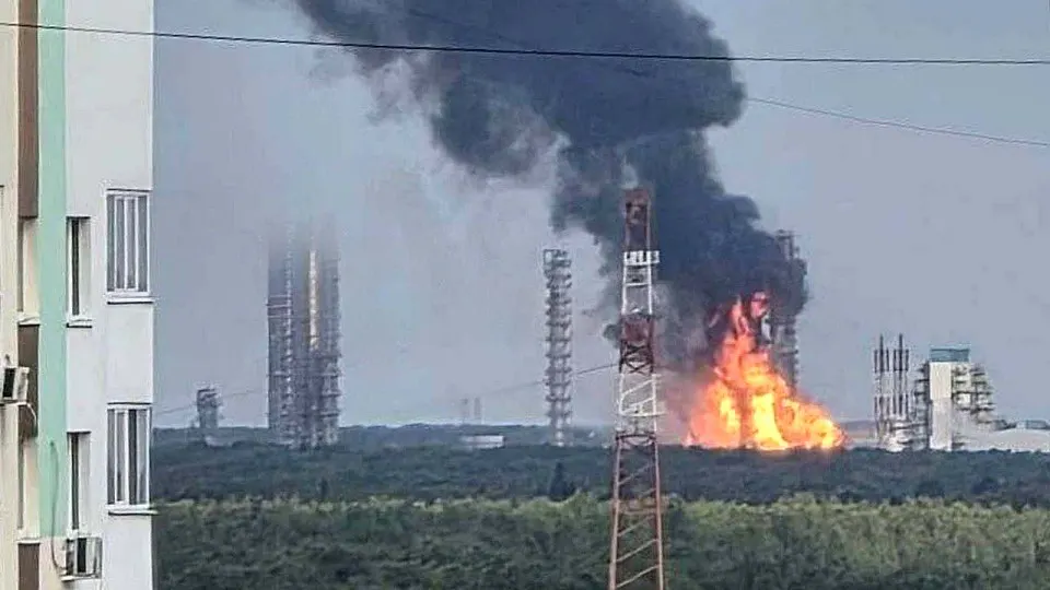 Крупный нефтехимический комплекс региона временно остановил производство после удара беспилотников. Предприятие выпускает полимеры и большую часть СУГ в стране.