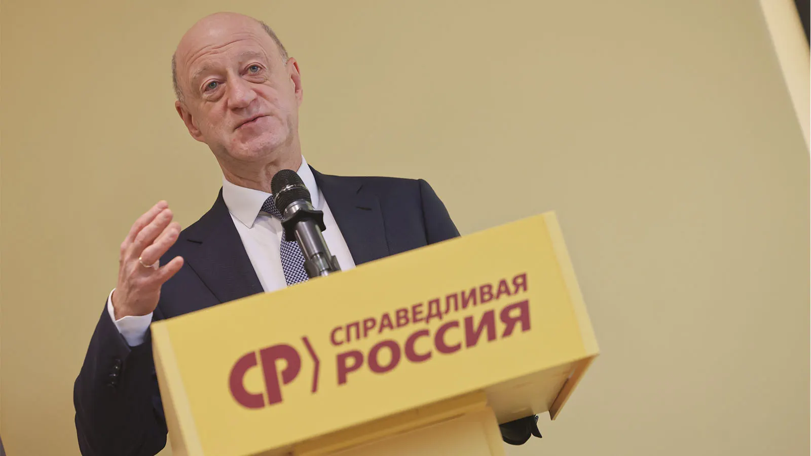 Партийное руководство рассматривает переход к новому лидеру после травмы Сергея Миронова; кандидатом называют Александр Бабаков и другие соратники.