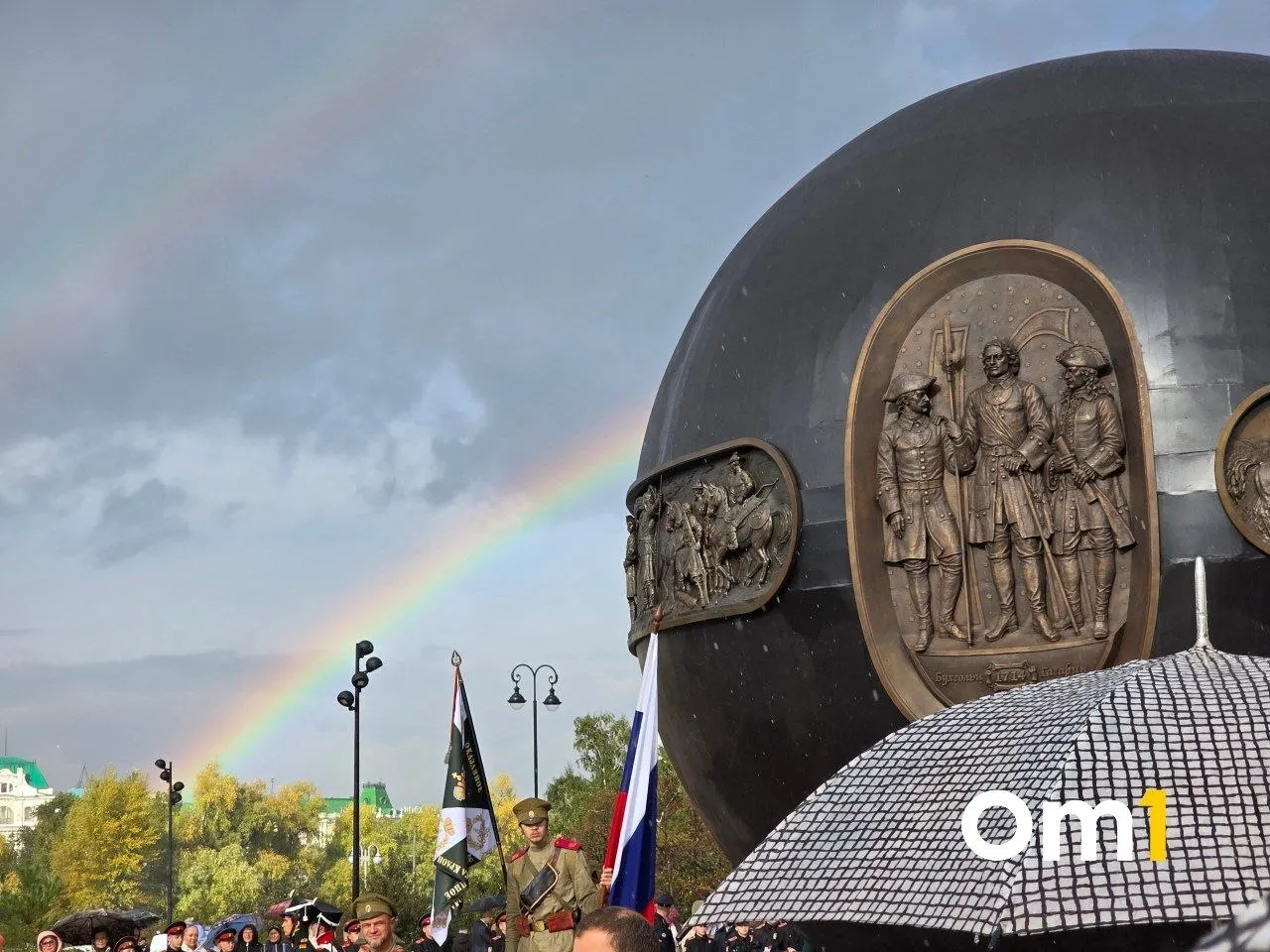 В Омске состоялось открытие монумента «Держава» — исполина высотой семь метров и весом около 20 тонн. Мероприятие собрало жителей, представителей власти и деловых кругов региона.