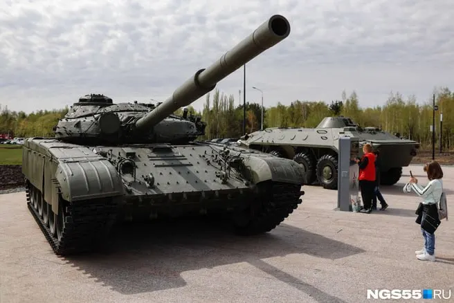 Местные власти предупреждают об ожидаемых громких звуках в Омске и вокруг посёлка Хвойный в связи с военными испытаниями; гражданам советуют сохранять спокойствие.