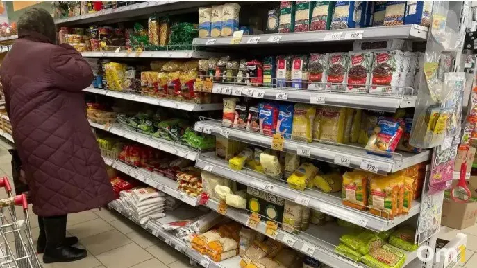 Стоимость минимального набора продуктов в Омской области выросла за месяц; в регионе зафиксированы цифры и сравнения с общероссийскими показателями.