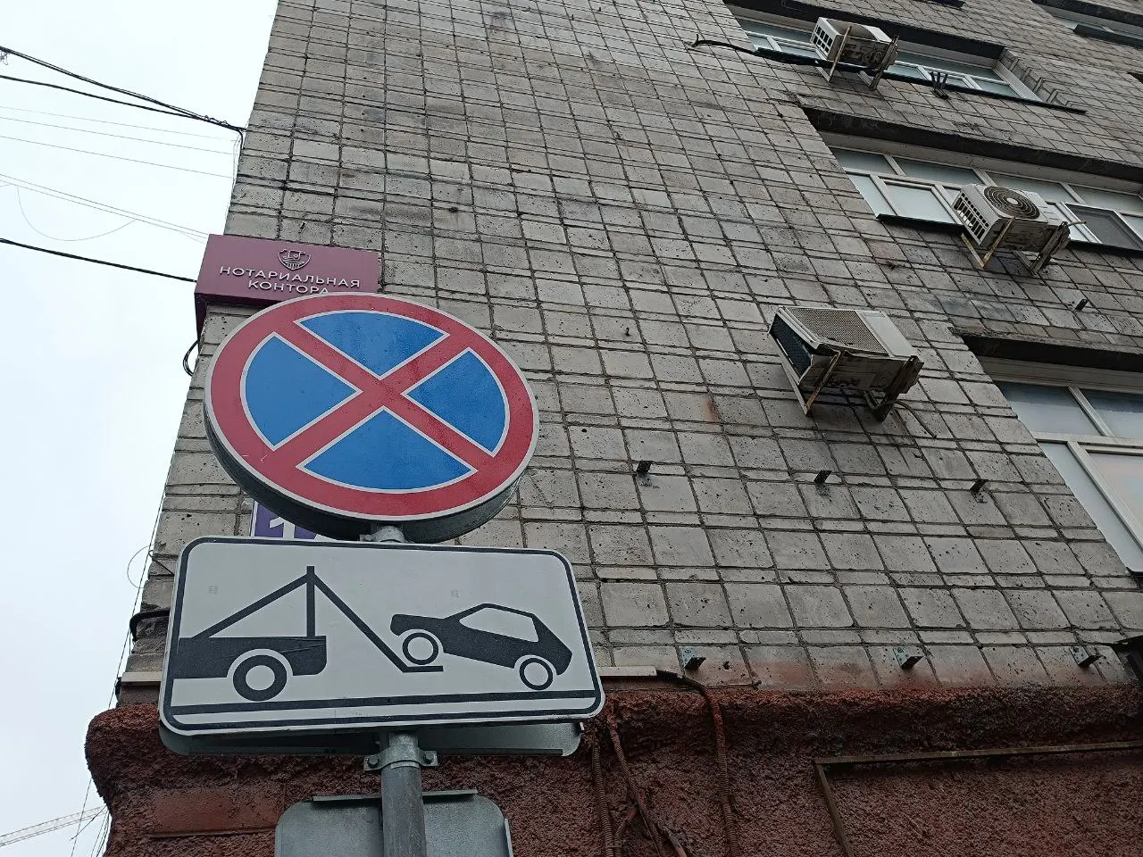 Цена за час парковки зависит от формулы, учитывающей тарифы и доход жителей региона; к концу года планируется внедрить около 200 платных парковок на примерно 3,8 тысяч мест.