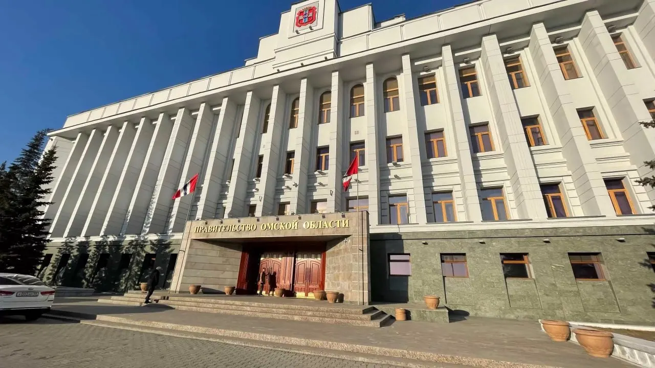В правительстве Омской области подтвердили повторные назначения двух чиновников: Гордиенко остаётся первым заместителем министра образования, Алмоян — заместителем министра транспорта и дорожного хозяйства. Сроки вступают в силу с 1 сентября.