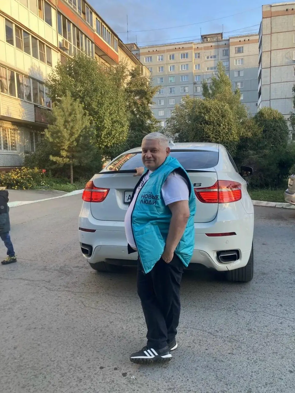 Партия осудила неприемлемое поведение кандидата; он подписал заявление о снятии кандидатуры и выходе из партии после инцидента в общественном транспорте, затронувшего школьниц.