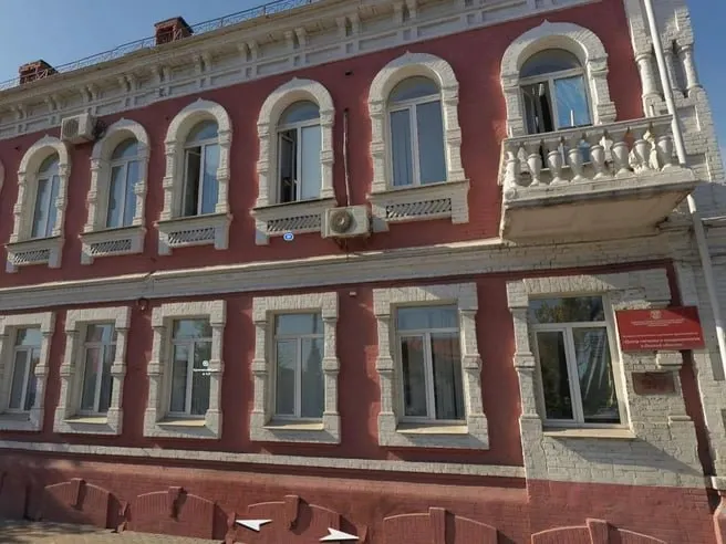 Уникальное предложение: купеческий особняк в центре Омска за 12 миллионов рублей и передаваемый участок в аренду рядом с историческим кладбищем.