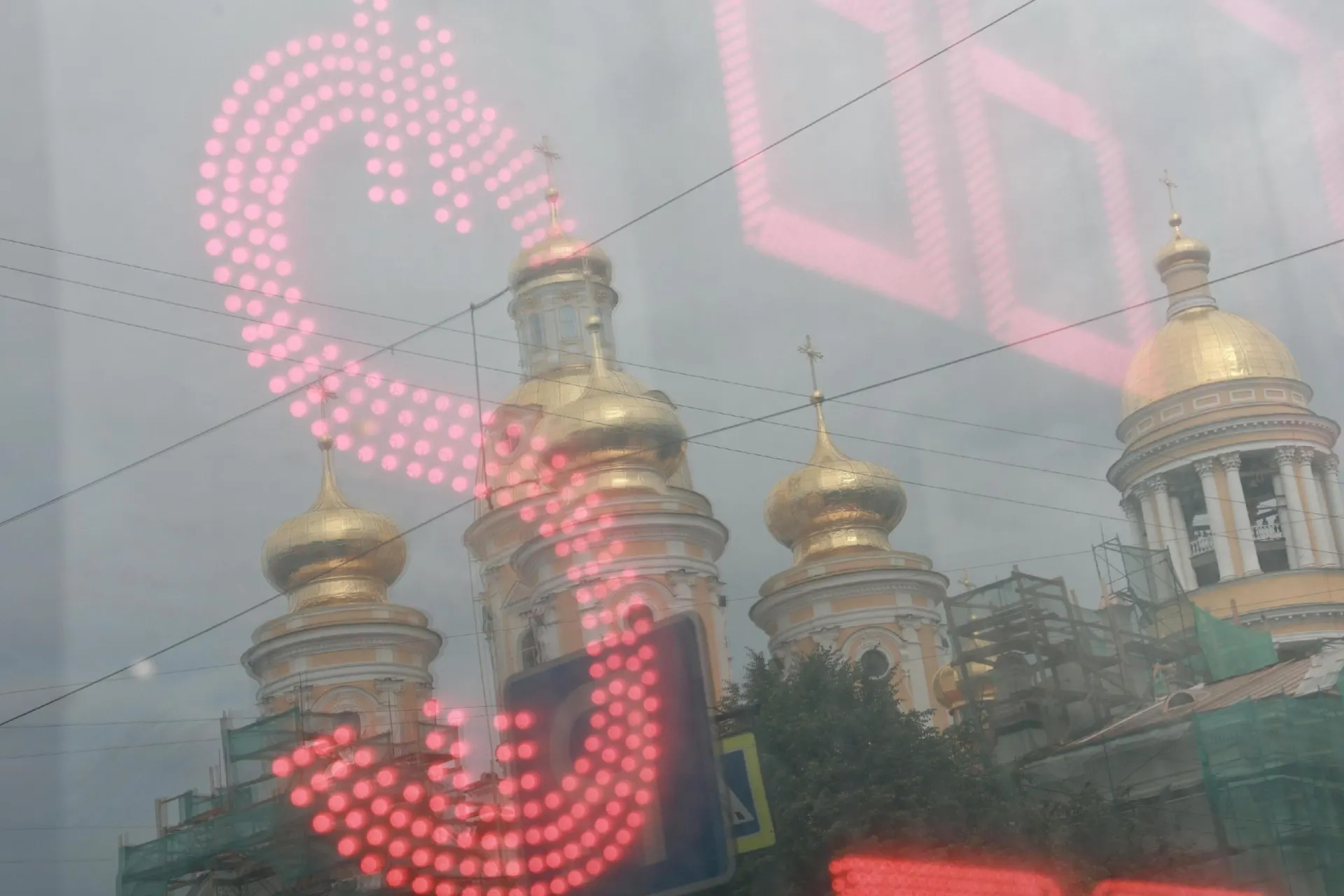 Эксперты оценивают последствия резкого снижения курса рубля и дефицита валюты по итогам лета.