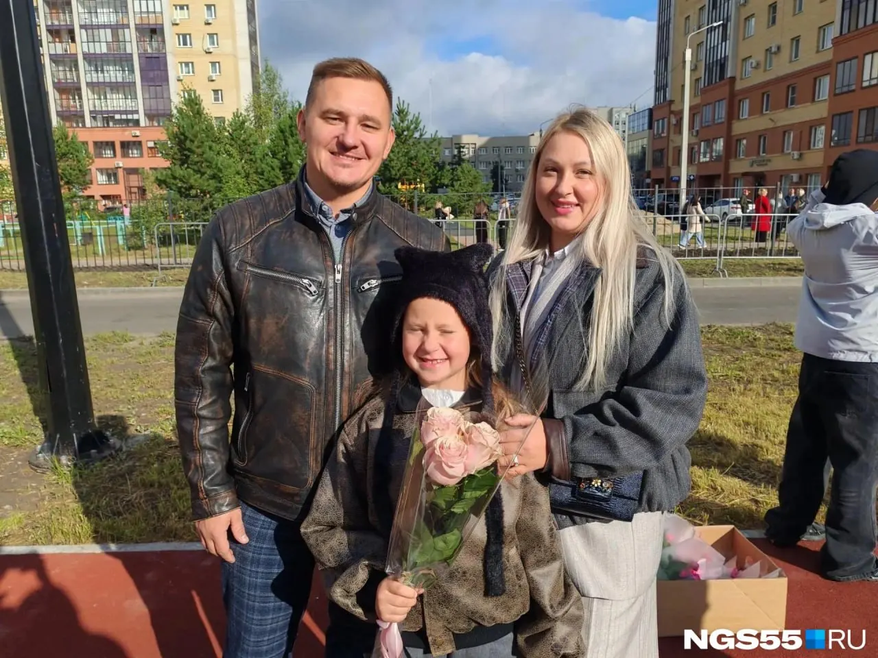 Родители рассказали о выборе новой школы по месту жительства и адаптации ребёнка к учебному году.