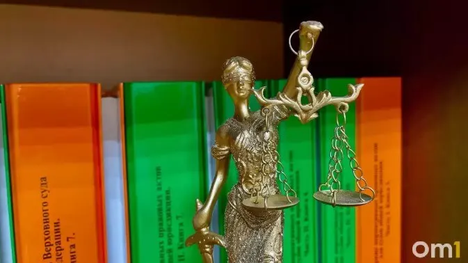 Жительница Омска добилась компенсации после инцидента в общественном транспорте во Владивостоке; суд обязал перевозчика выплатить 300 тысяч рублей.