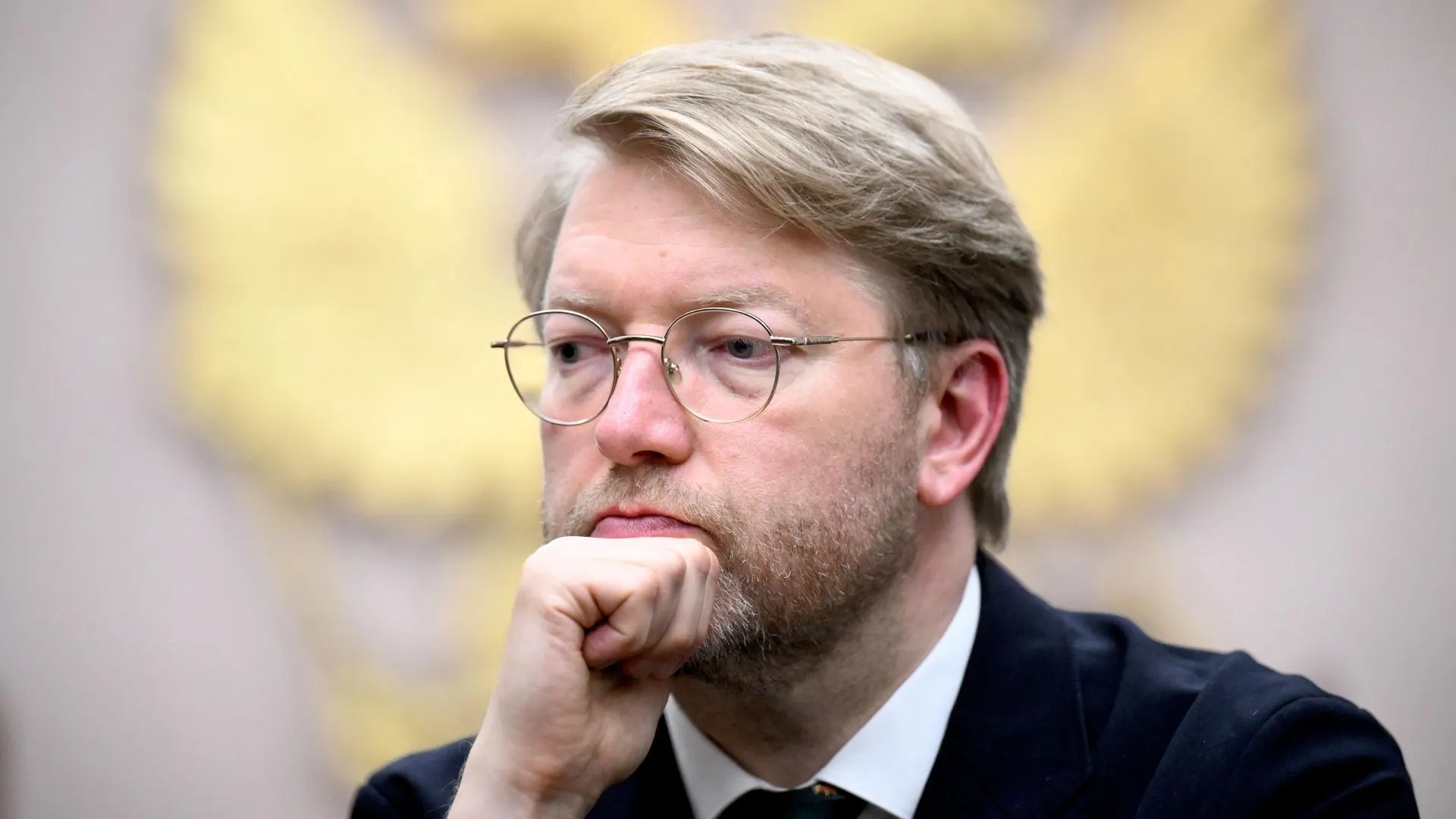 В Подмосковье рассматриваются иски о снятии кандидатов от партии в Госдуму; ситуация сопровождается вопросами авторских прав и политическими интригами.