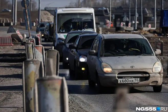 Ремонт моста, начатый в 2024 году, может затянуться дольше обещанного срока. Жители и власти спорят о причинах задержки.