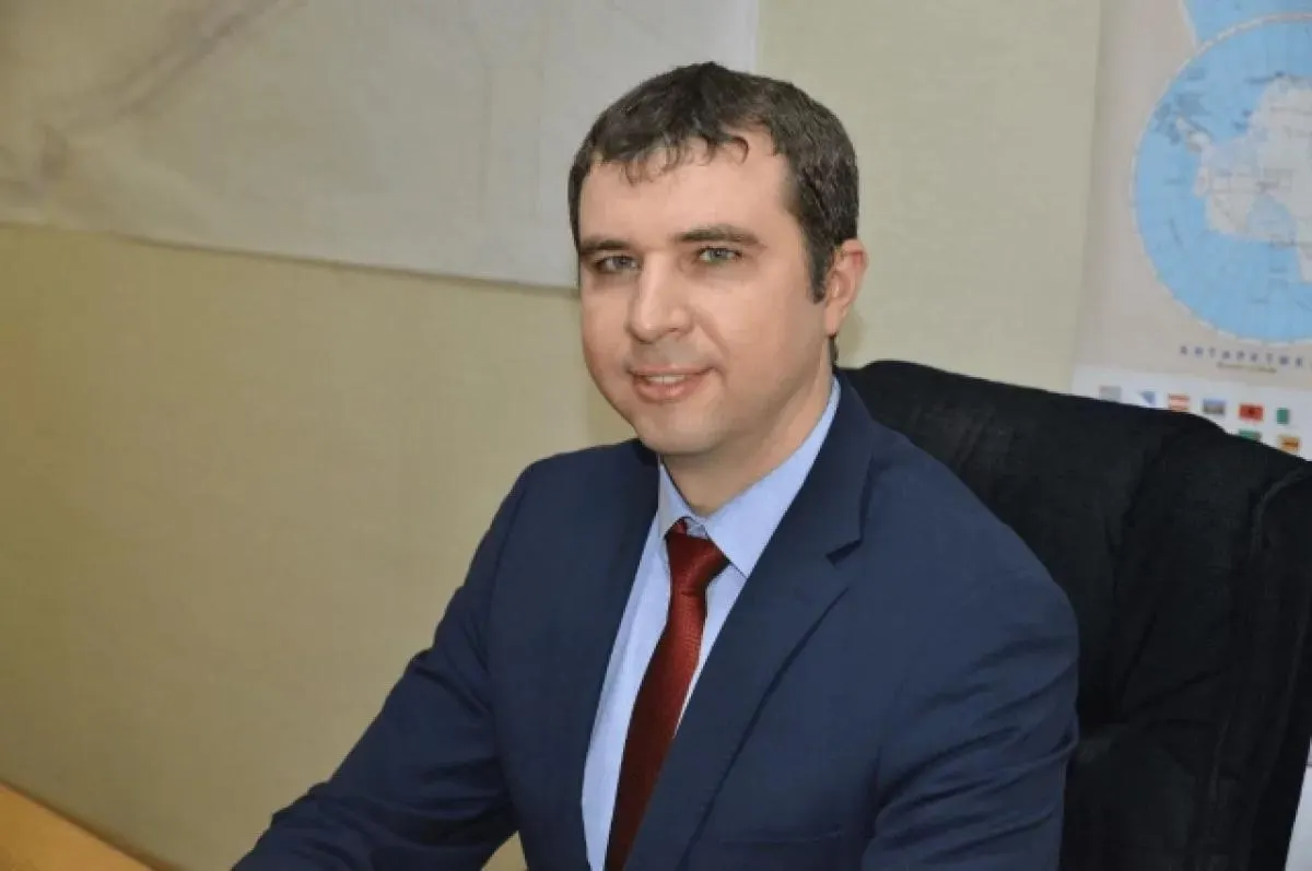 Бывший руководитель не привёл смету к закону, что повлекло переплату подрядчику; суд обязал вернуть свыше 45 млн рублей.