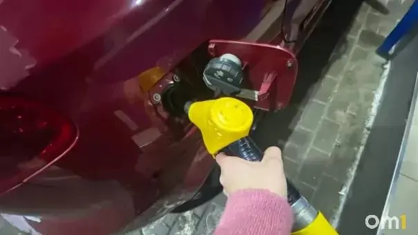 В Омске цены на бензин АИ-98 поднялись до 87,70 ₽ за литр — это второе повышение за месяц. Остальные виды топлива на сетях АЗС пока без изменений.