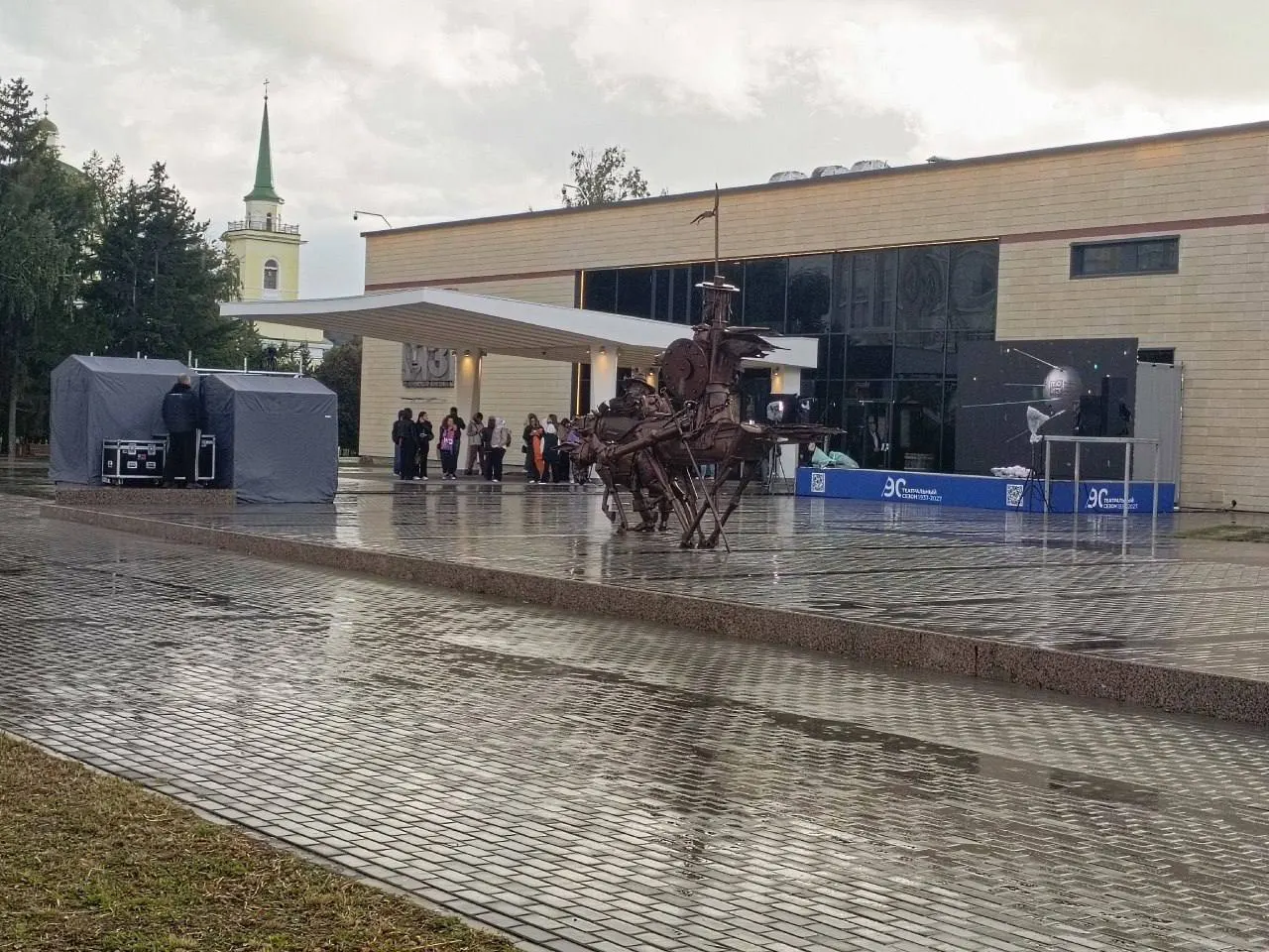 Театр юного зрителя в Омске открылся после пятилетнего ремонта; открытие прошло на улице, внутри здание пока не распахнуло двери.