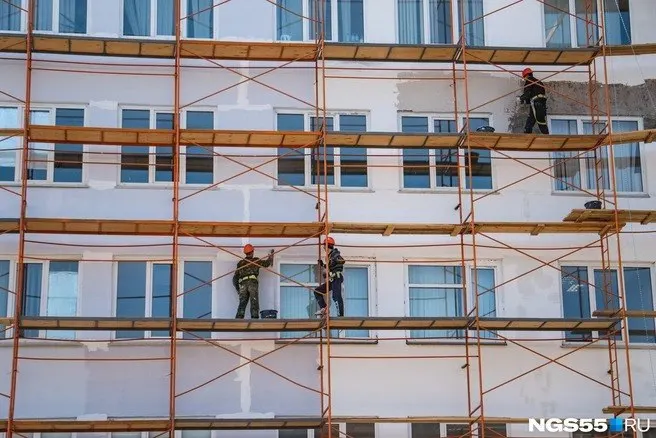 Следственные органы устанавливают обстоятельства гибели 47-летнего рабочего на строительном объекте в Омске; инцидент произошёл на улице Симбисовская.