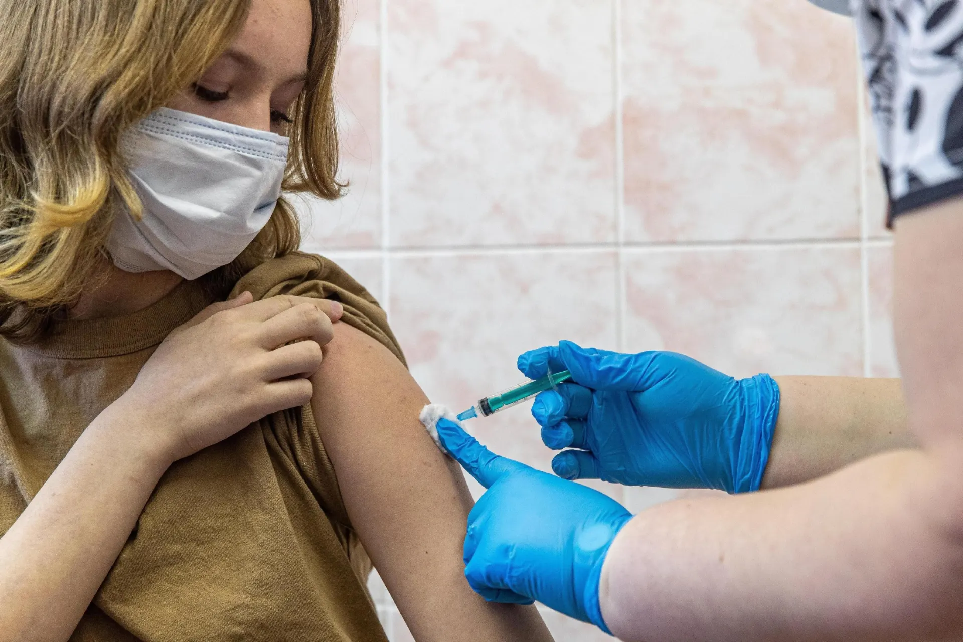 Планы по вакцине от ВПЧ для девочек озвучены: вакцинацию начнут во второй половине 2027 года, обеспечивая долгосрочную защиту.