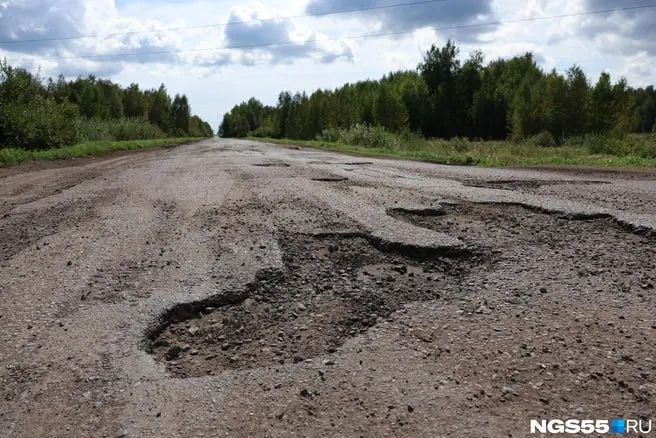 Жители Омской области жалуются на состояние дорог в Марьяновском районе: участки дороги местами непроходимы, что мешает работе скорой помощи и другим службам.