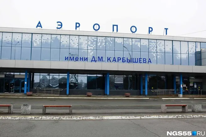 После приземления на ВПП-25 самолёт столкнулся с птицами, повреждены двигатель и обтекатель метеолокатора; проводится проверка технического состояния.