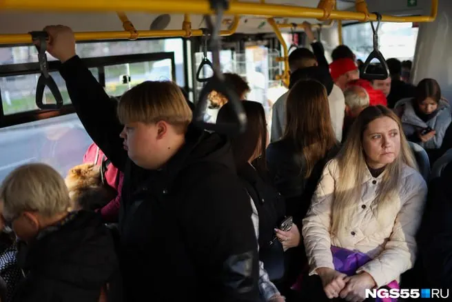 Жители жалуются на переполненность автобусов и задержки на маршрутах. В администрации отмечают нехватку подвижного состава и невозможность увеличить число машин.