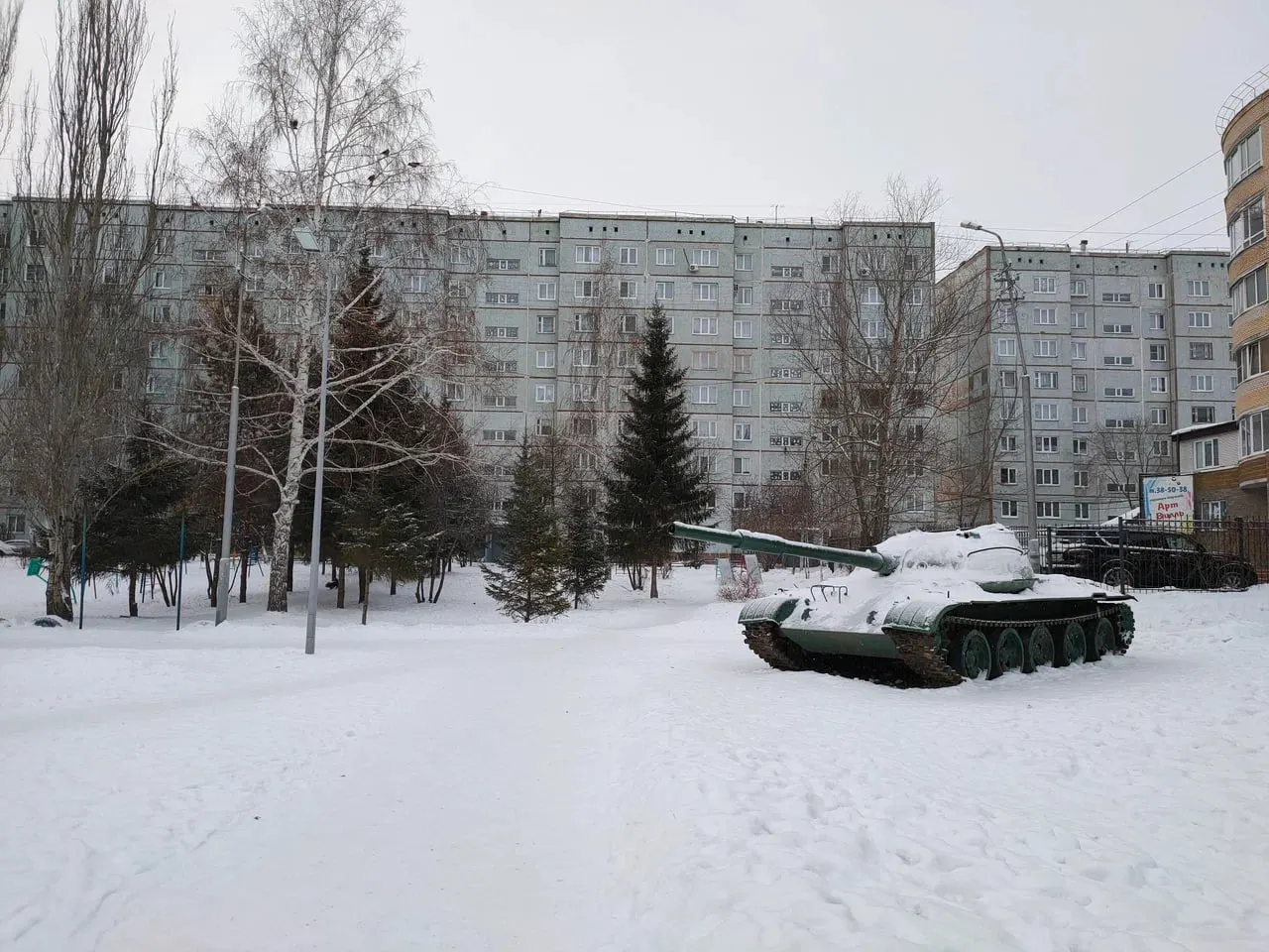 Жительница Омска добилась выплаты 750 тысяч рублей после травмы сына, полученной от демонстрационной военной техники во дворе дома.