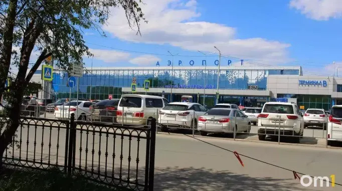 В омском аэропорту задержали два рейса: Москва и Минеральные Воды. Пассажирам предстоит ждать обновленного расписания.