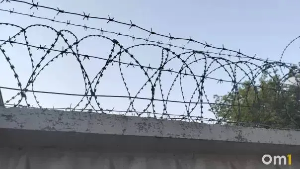 Нашедший чужую карту мужчина распорядился средствами на покупки; сумма ущерба — 17 600 рублей; расследование продолжается.