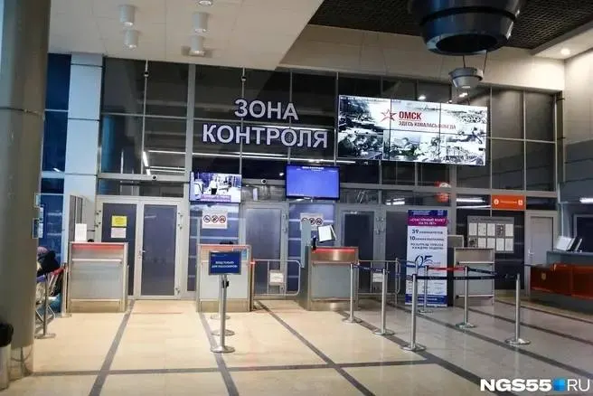 Утренний сбой в омском аэропорту повлиял на вылеты в Москву: задержки и отмены отдельных рейсов, остальные направления летают по графику.