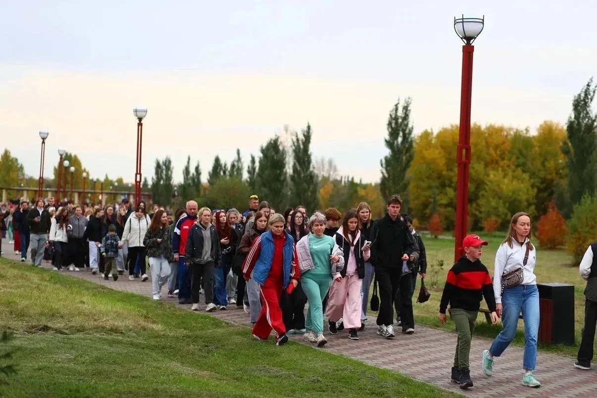 Участники разных возрастов вышли на трехкилометровый маршрут в природном парке «Птичья гавань», чтобы поддержать активный образ жизни и здоровый образ жизни региона.