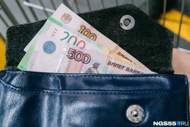 В первом полугодии 2026 года средняя зарплата омских сотрудников достигла 81,2 тыс. рублей, превысив базовую корзину в 3,49 раза и увеличившись на 11,1% по сравнению с прошлым годом.
