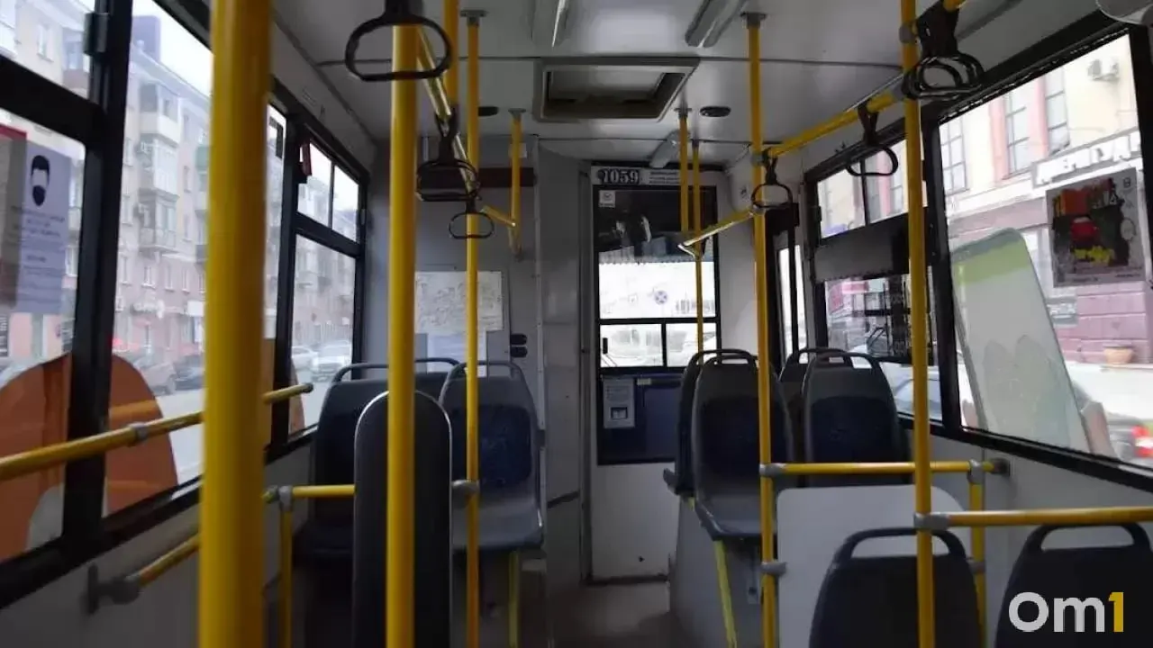 Город Омск становится свидетелем перехода к общественному транспорту: автобусы становятся предпочтением горожан, а средняя длительность поездки на авто снижается. В районе Омска сейчас — рост использования общественного транспорта по сравнению с личным авто.