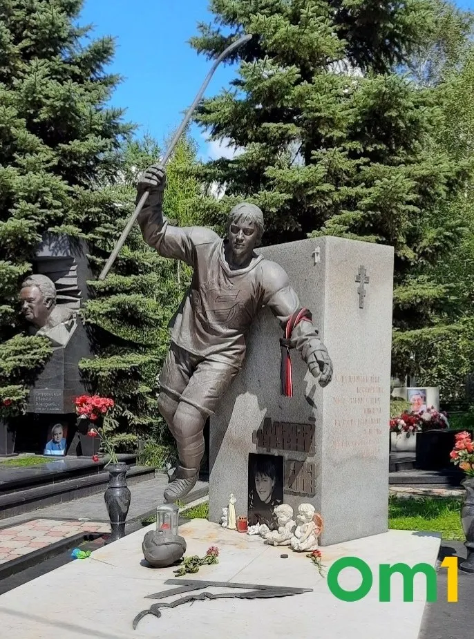 Главный талант омского хоккея ушёл незадолго до своего 20-летия. В архивном материале вспоминаем его путь и влияние на команду.