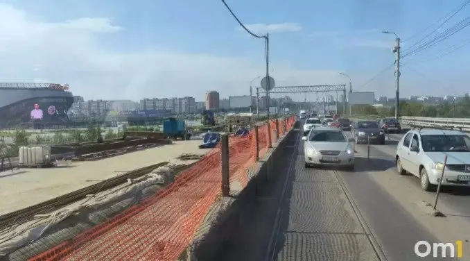 В Омске обсуждают ускорение работ над мостовым переходом у Телецентра, возможность смены подрядчика и сроки запуска движения по всей ширине до конца 2026 года.