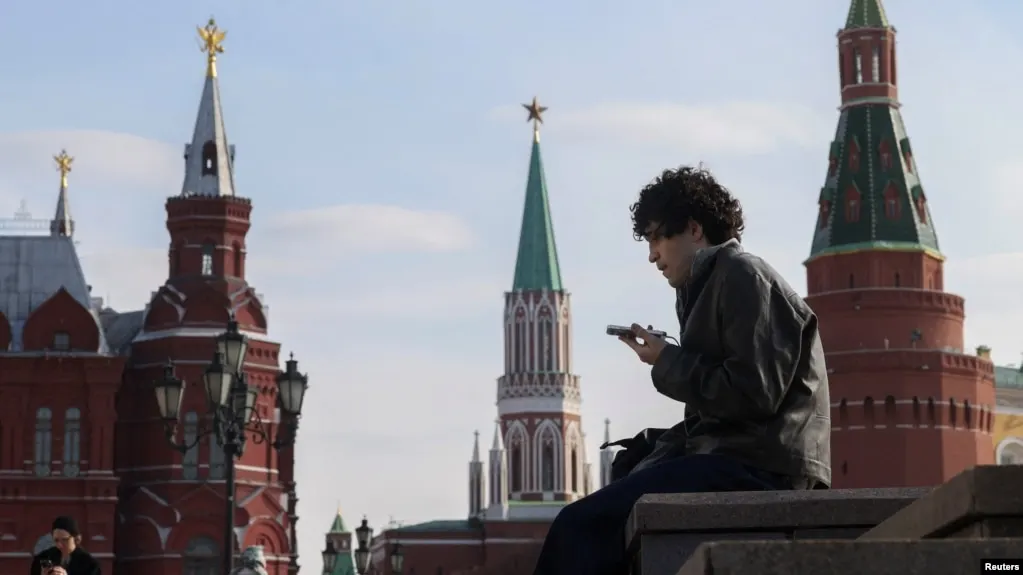Индивидуальная идентификация несовершеннолетних в онлайн‑пространстве и сокращение времени пребывания в сети обсуждаются как часть новых мер, с примерами зарубежной практики.
