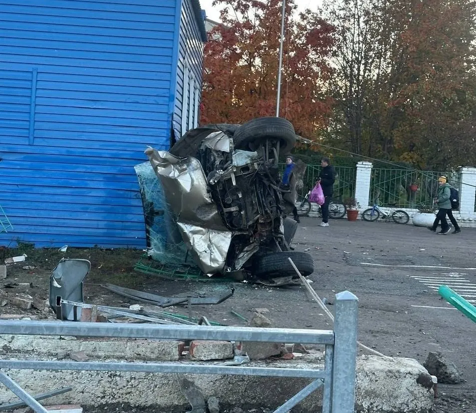 Ночью автомобиль врезался в здание школы на улице Омской. Пострадавший водитель госпитализирован, обстоятельства ДТП устанавливаются.