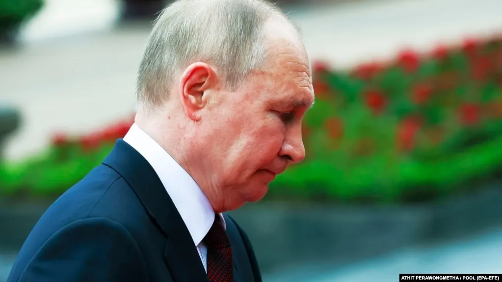 По данным ВЦИОМ, поддержка деятельности Владимира Путина за неделю снизилась до 65,5%, а доверие — до 71%. Похожие минимальные за последние годы показатели фиксирует и ФОМ.